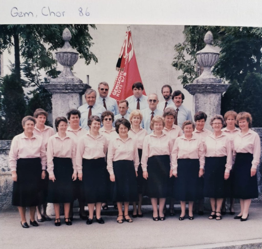 2018 Gemischter Chor vor Kirche Rüti